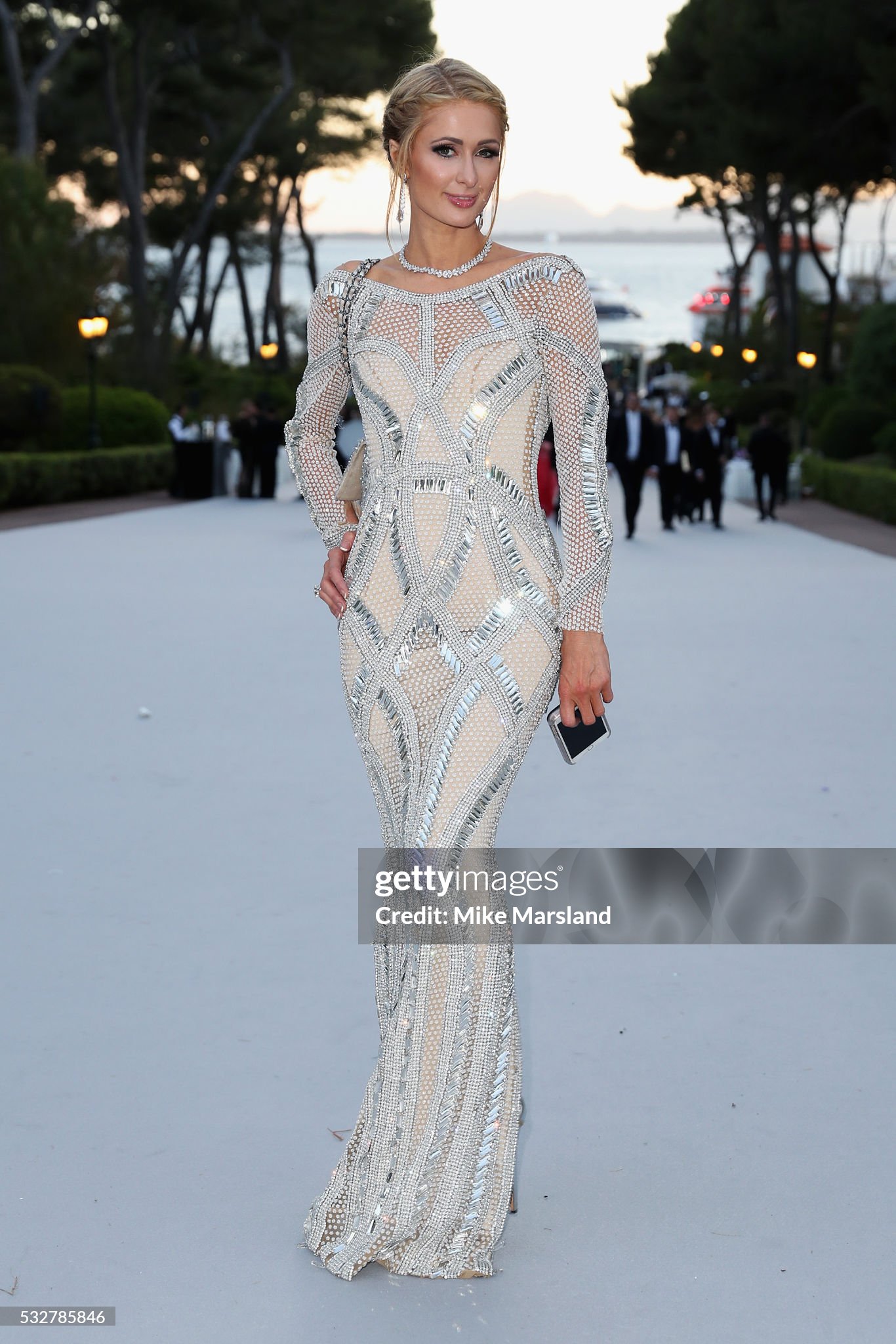 Paris Hilton in ihrer hellen, silberfarben verzierten Yousef-Al-Jasmi-Robe neben Samuel Sohebi beim amfAR-Gala-Cocktail in Cannes 2016.