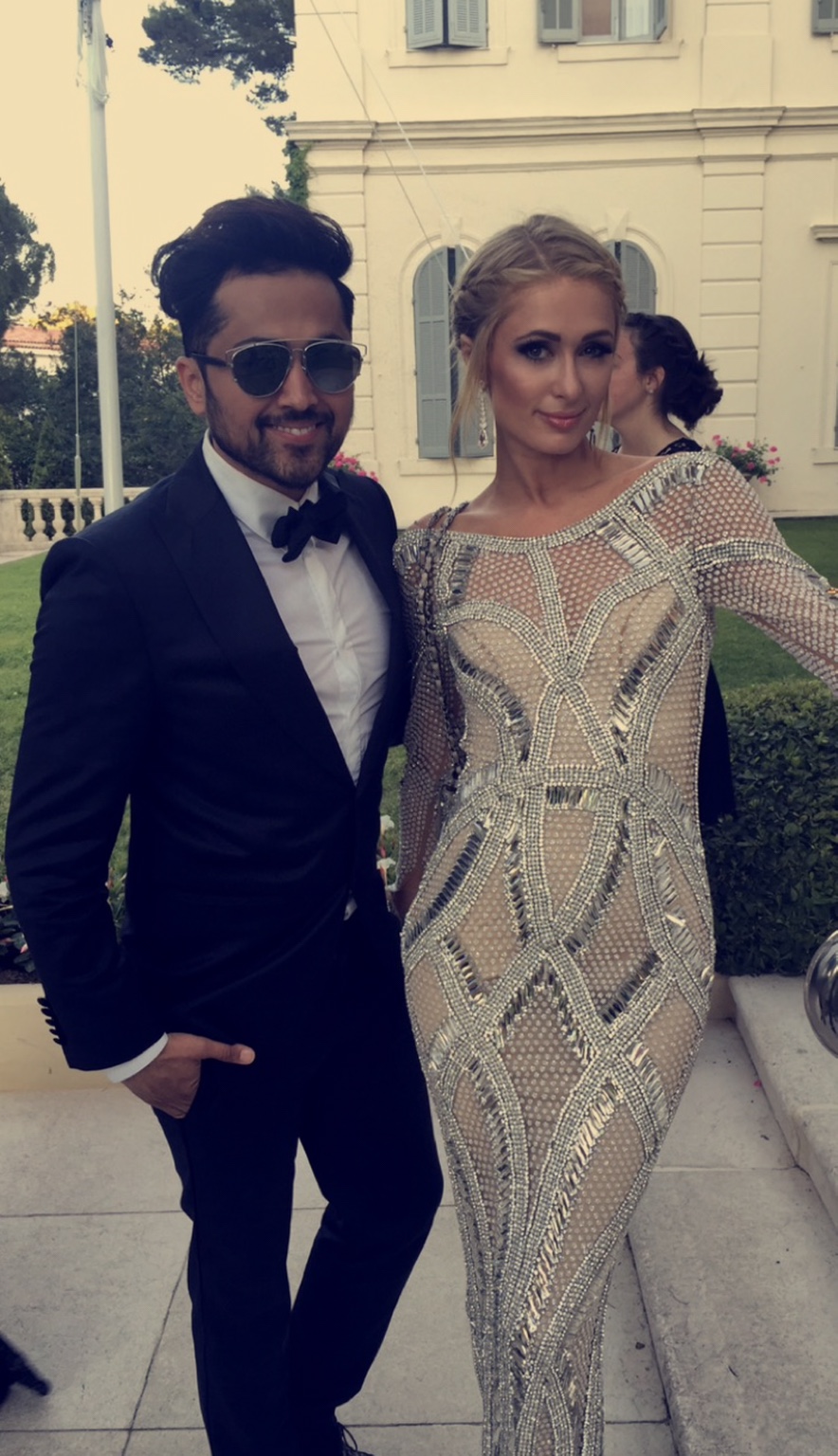 Paris Hilton in einer langärmeligen, hellen Couture-Robe von Yousef Al-Jasmi mit transparenter Netzstruktur und silbernen Verzierungen bei der amfAR-Gala 2016 in Cannes.