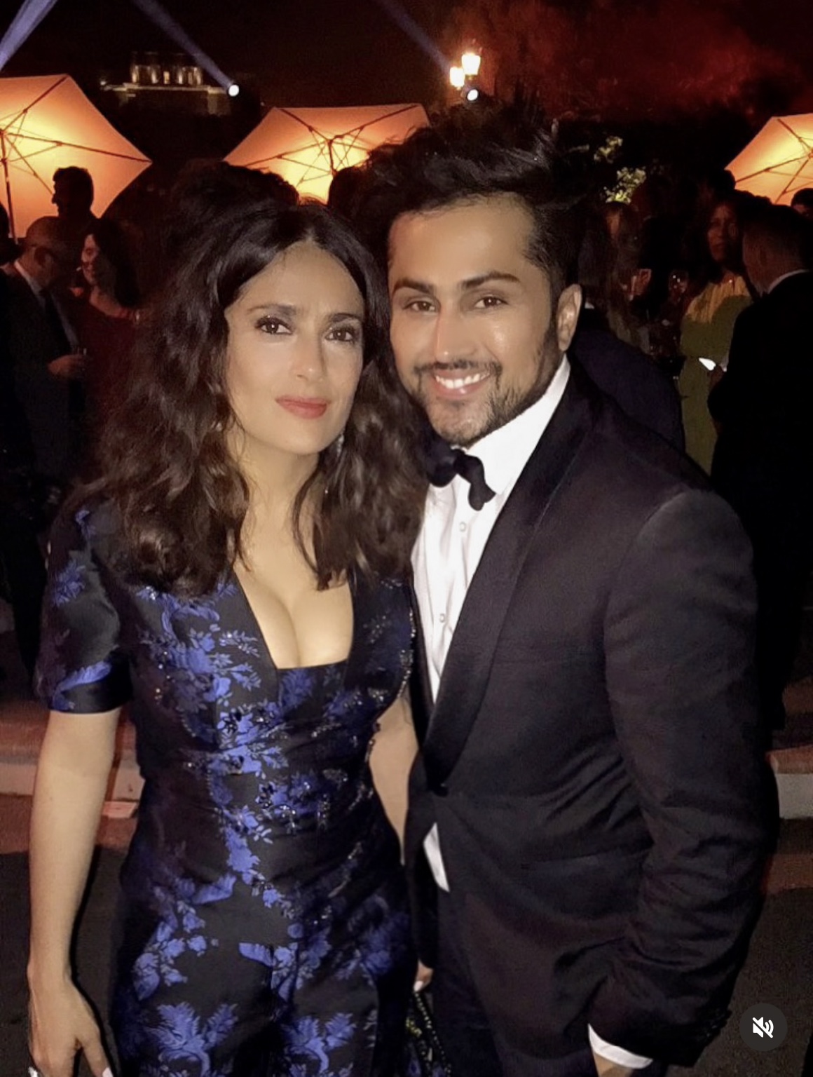Salma Hayek im schwarz-blauen Stella McCartney Look neben ihrem Stylisten Samuel Sohebi beim Vanity Fair and HBO Dinner in Cannes 2016.