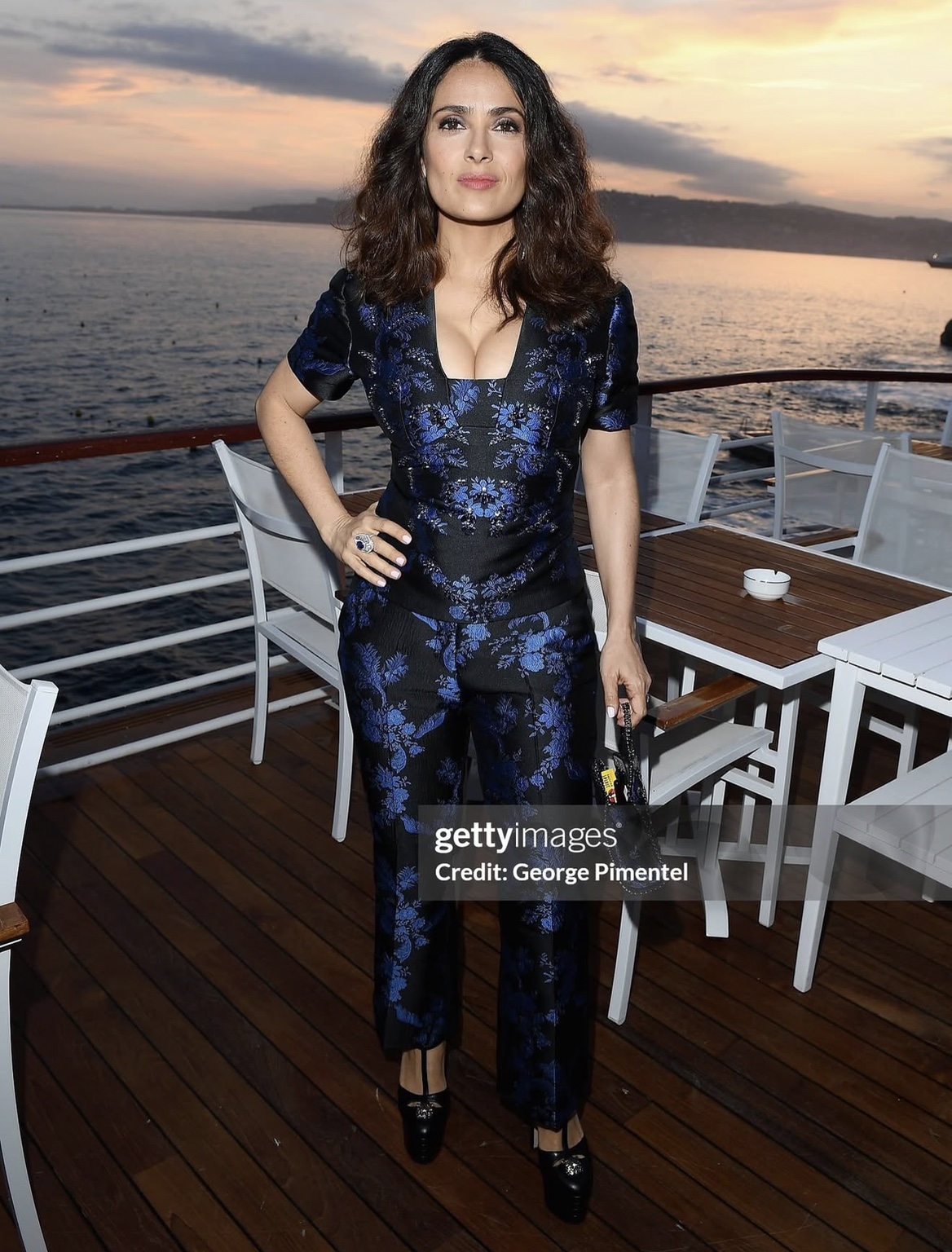 Salma Hayek in einem schwarz-blauen floral gemusterten Seidenlook von Stella McCartney beim Vanity Fair and HBO Dinner in Cannes 2016.