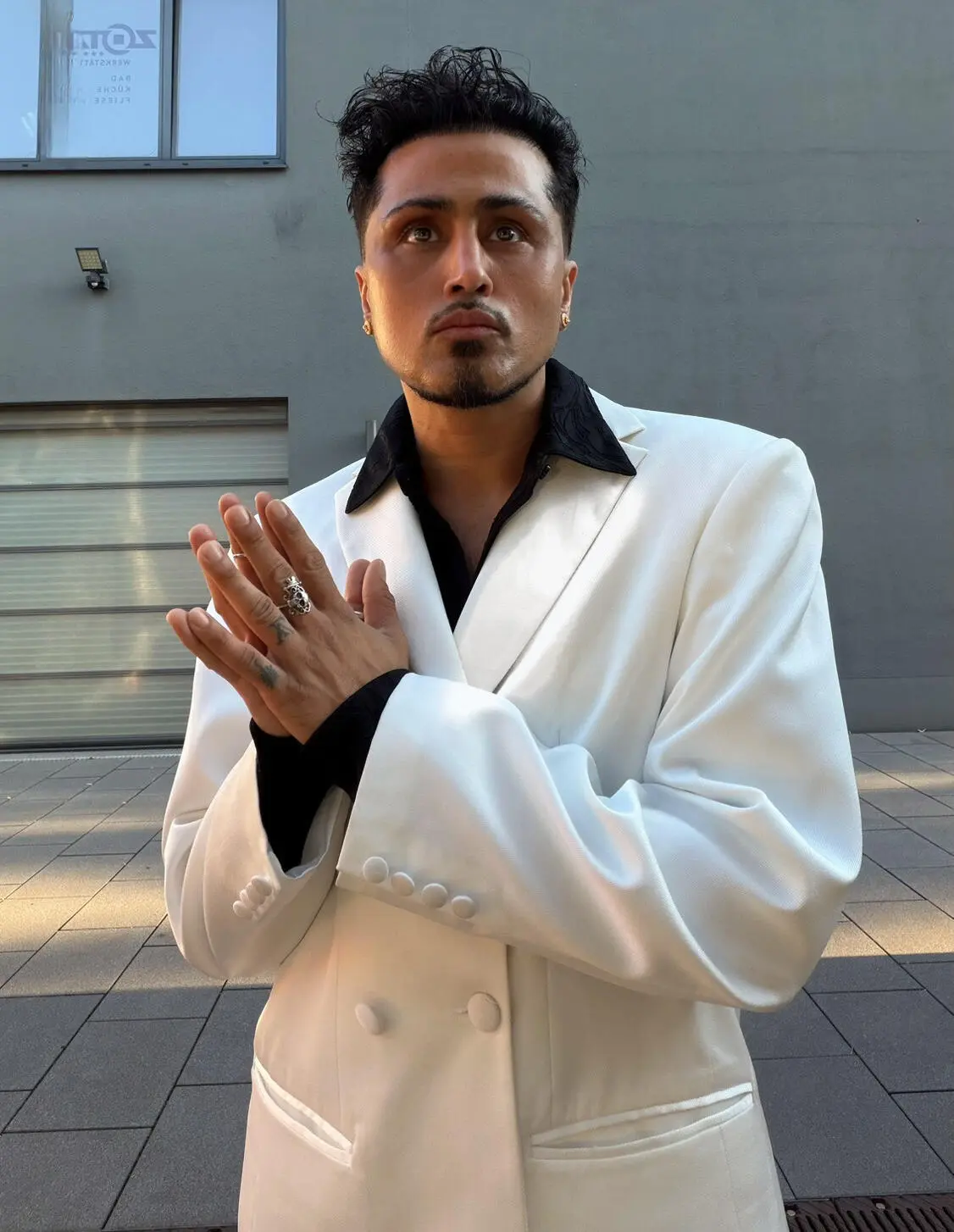 Samuel Sohebi in einem weißen Anzug in München