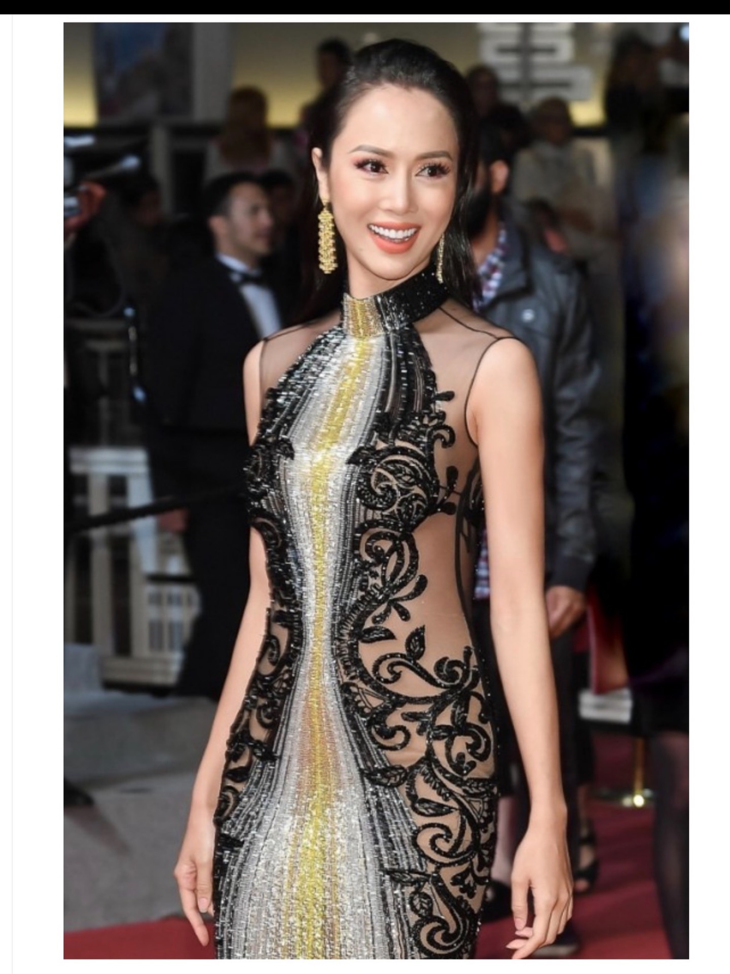 Vu Ngoc Anh trägt schwarze und goldene Couture von Labourjoisie. Styling von Samuel Sohebi.
